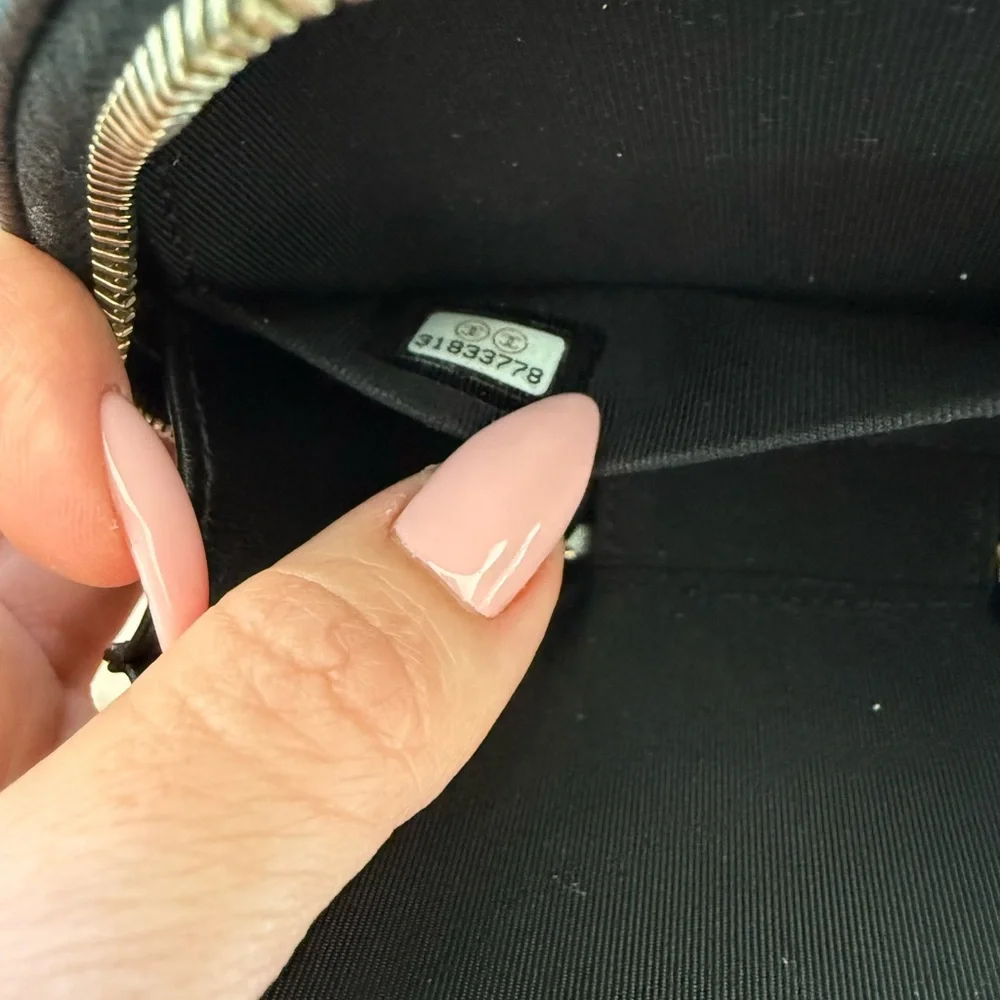 NEW!!! CHANEL crossbody caviar leather bag Authentic Retail 4600$